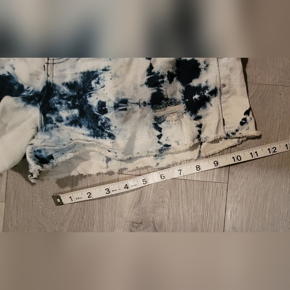 Almost Famous Juniors 5, white and blue tie-dye denim shorts - Picture 6 of 13